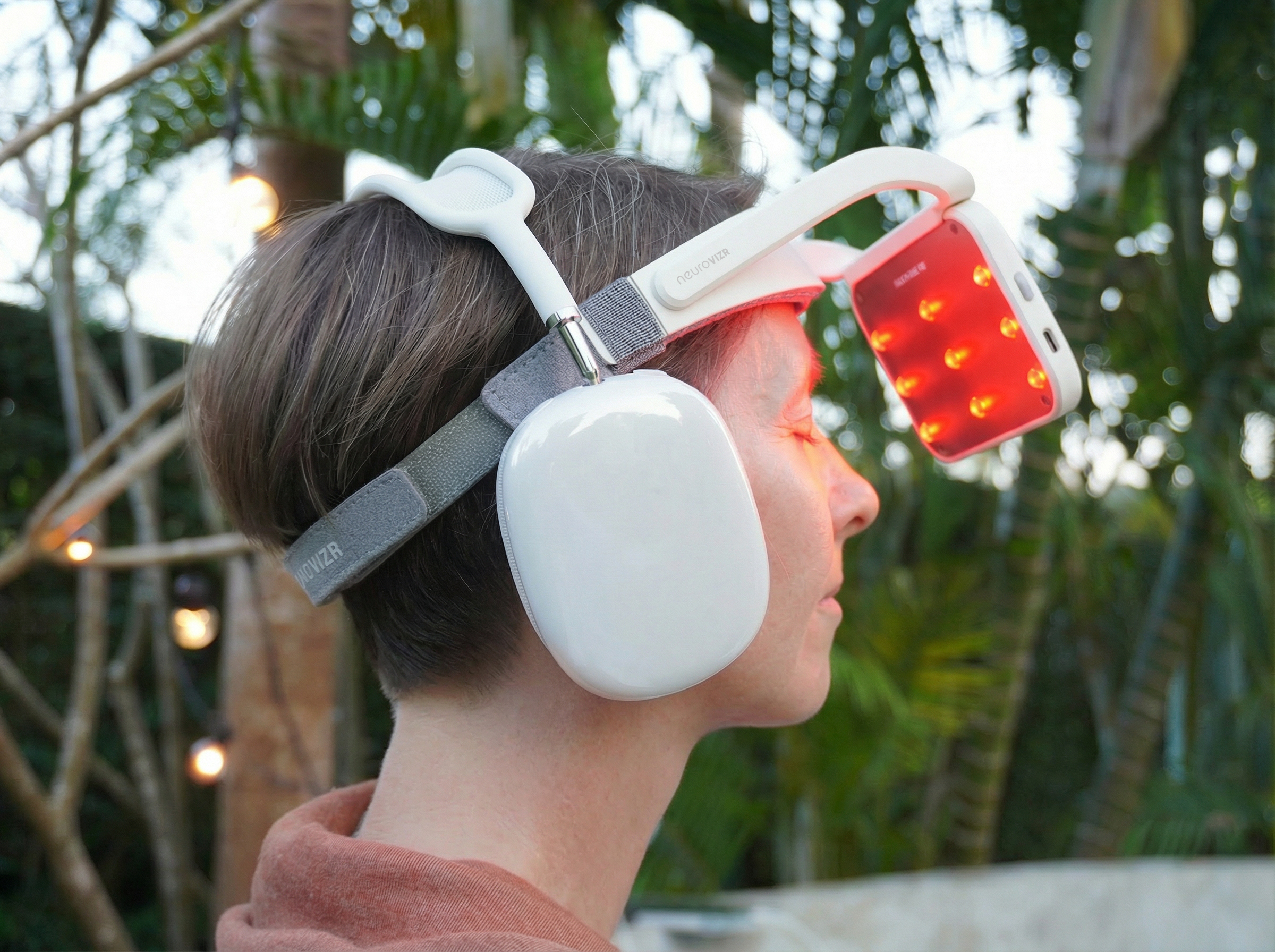 NeuroVIZR™ ROUGE NR9 – Deep Red Light & Sound Wellness User
